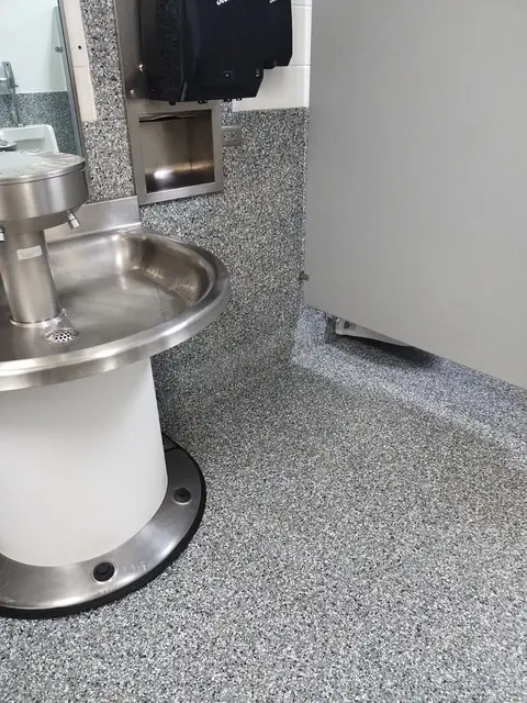Quartz floor around a commercial wash fountain